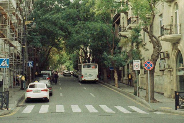 באקו להשכיר אוטו האם כדאי? מהם חוקי נהיגה, באיזה צד נוהגים, חנייה, איפה מותר/אסור לחנות, מהירות, אלכוהול, חוקי תעבורה, כבישי אגרה, חברות השכרת רכבים מה לשים לב