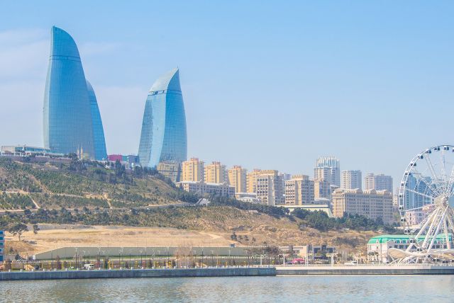 באקו טיול מאורגן או טיול עצמאי לבד?