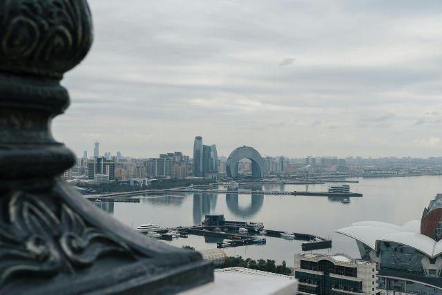 באקו חבילת נופש זולה או לסגור עצמאית אונליין?