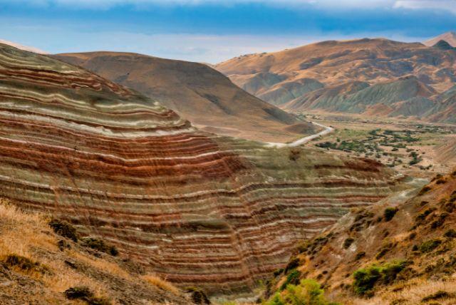 הרי קני סוכריות (הרי הממתקים הנקראים גם הרי הפסים) באזרבייג'ן - Candy Cane Mountains