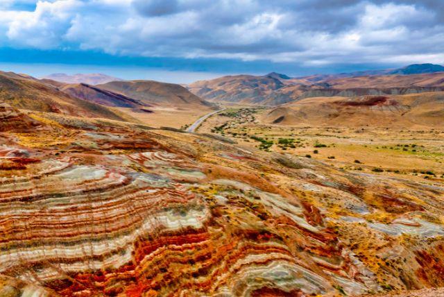 הרי קני סוכריות (הרי הממתקים הנקראים גם הרי הפסים) באזרבייג'ן - Candy Cane Mountains