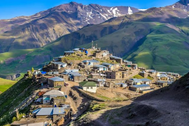 טיול הרים מבאקו לקובה, חינאליג והרי הסוכריות - נופים, נשרים, וארוחה כפרית באזרבייג'ן credit to getyourguide.com