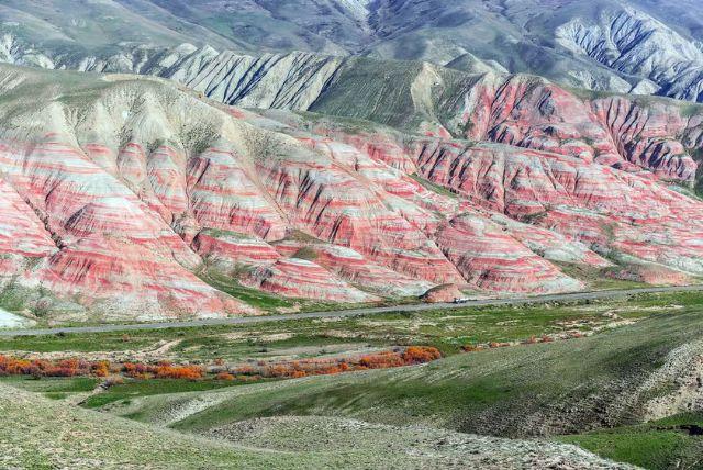 טיול הרים מבאקו לקובה, חינאליג והרי הסוכריות - נופים, נשרים, וארוחה כפרית באזרבייג'ן credit to getyourguide.com