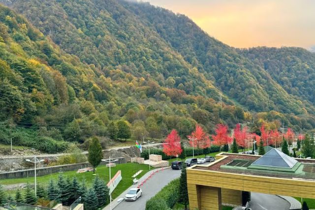 סיור יום מבאקו לגבלה ושמאחי כולל רכבל בטופנדאג credit to getyourguide.com