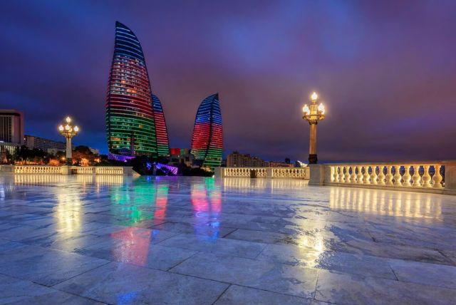 סיור לילה מודרך בבאקו credit to getyourguide.com