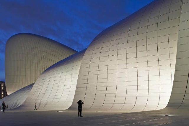 סיור לילה מודרך בבאקו credit to getyourguide.com