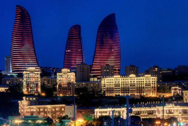 סיור לילה מודרך בבאקו credit to getyourguide.com