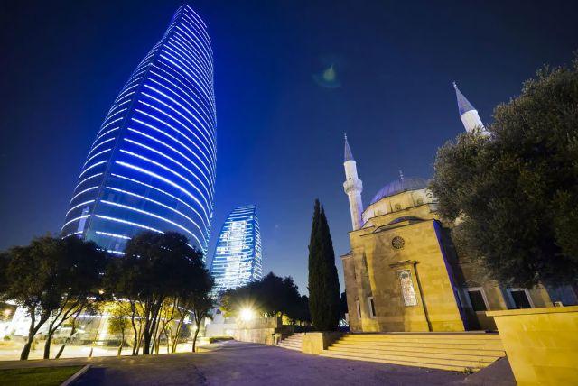 סיור לילה מודרך בבאקו credit to getyourguide.com