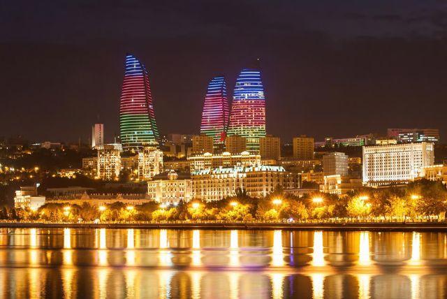 סיור לילה מודרך בבאקו credit to getyourguide.com