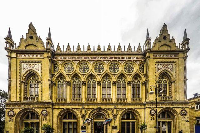 סיור מודרך 4 שעות בבאקו לצד ההיסטורי והמודרני של העיר credit to getyourguide.com