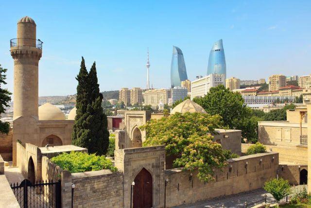 סיור מודרך 4 שעות בבאקו לצד ההיסטורי והמודרני של העיר credit to getyourguide.com