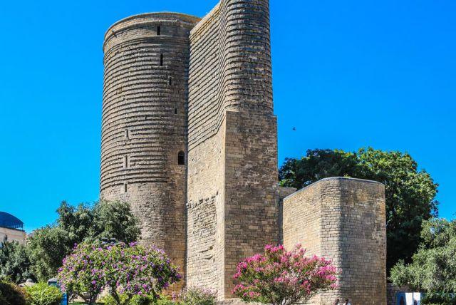 סיור מודרך 4 שעות בבאקו לצד ההיסטורי והמודרני של העיר credit to getyourguide.com