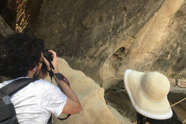 טיול יום מבאקו למוזיאון גובוסטאן, הרי הבוץ, מקדש אתשגאה והר הבוער ינארדאג credit to getyourguide.com