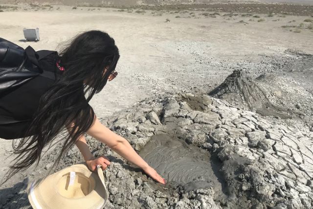 טיול יום מבאקו למוזיאון גובוסטאן, הרי הבוץ, מקדש אתשגאה והר הבוער ינארדאג credit to getyourguide.com