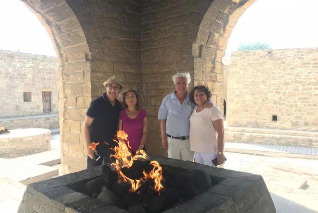 טיול יום מבאקו למוזיאון גובוסטאן, הרי הבוץ, מקדש אתשגאה והר הבוער ינארדאג credit to getyourguide.com