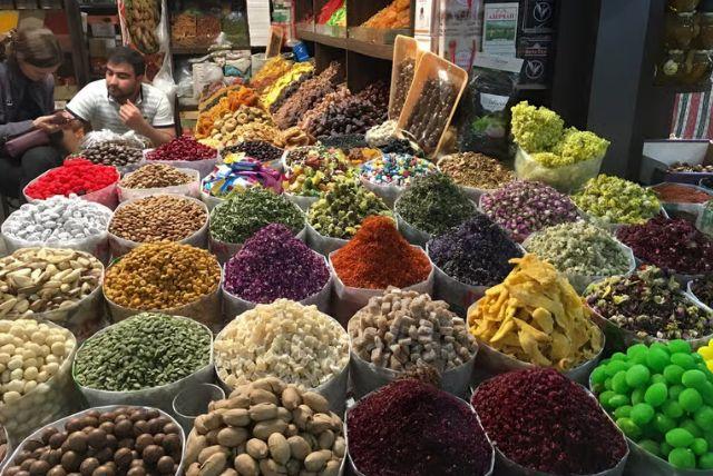 השוק הירוק בבאקו - Yasıl Bazar Green Market credit to getyourguide.com