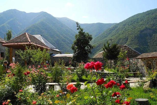 טיול מבאקו אל שקי (Sheki) - ארמון החאנים, כפר קיש והכנסייה האלבנית credit to getyourguide.com