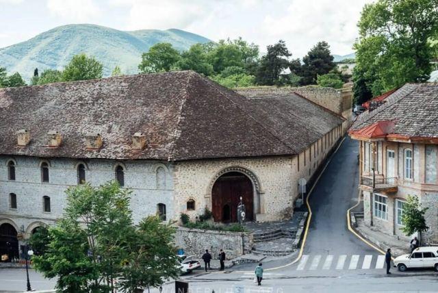 טיול מבאקו אל שקי (Sheki) - ארמון החאנים, כפר קיש והכנסייה האלבנית credit to getyourguide.com