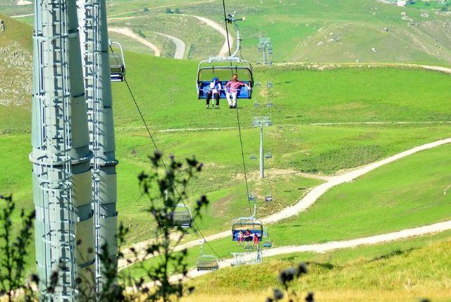 מבאקו טיול יום מרהיב לקובה ושאחדאג - הרי הסוכריות, רכבל, מגלשת הרים ופסגות עוצרות נשימה credit to getyourguide.com