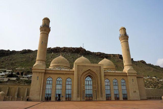 סיור יום מבאקו: הרי הסוכריות, האגם הורוד והר חמש האצבעות credit to getyourguide.com