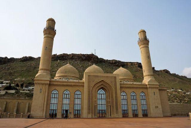 מסגד ביבי-אייבאט בבאקו (Bibiheybat Mosque) credit to getyourguide.com