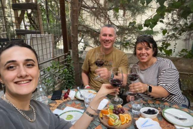 סיור אוכל ויין מקומי בבאקו credit to getyourguide.com