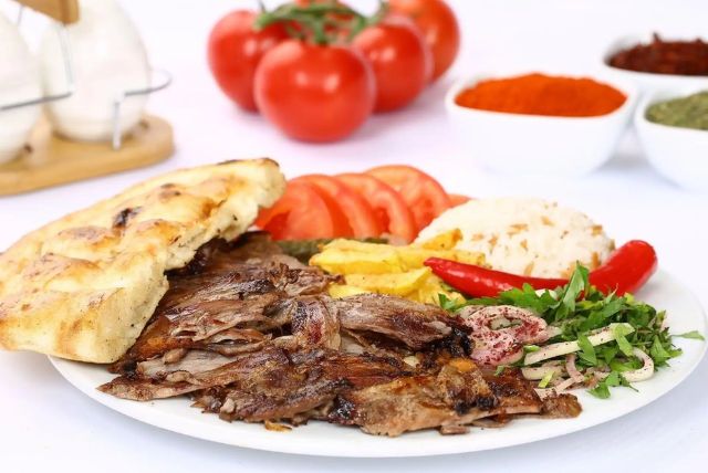 יום טיול מבאקו לשקי כולל כדור פורח, אומגה ונסיעת שטח עוצרת נשימה בהרים credit to getyourguide.com