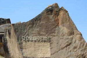 מוזיאון אומנות חציבה בסלע בגובוסטאן - Gobustan rock art museum credit to viator.com