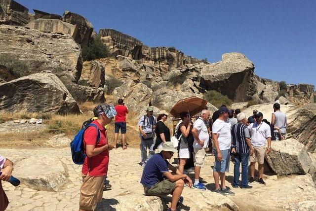 מוזיאון אומנות חציבה בסלע בגובוסטאן - Gobustan rock art museum credit to viator.com