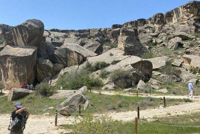 מוזיאון אומנות חציבה בסלע בגובוסטאן - Gobustan rock art museum credit to viator.com