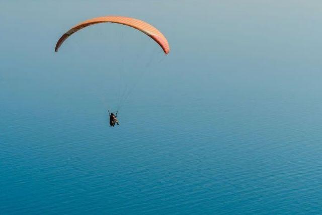 חווית מצנח רחיפה בבאקו - לצנוח באזרבייג'ן credit to getyourguide.com