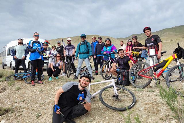 סיור אופניים בהר חיזי (Khizi) עם ארוחת בוקר - רכיבה בין הרי הקשת ונופי הטבע של אזרבייג׳ן credit to getyourguide.com