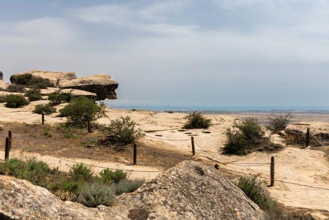 סיור חצי יום לגובוסטאן ולהרי הבוץ מבאקו כולל המסגד, מוזיאון הפטרוגליפים ובאר הנפט ההיסטורית credit to getyourguide.com