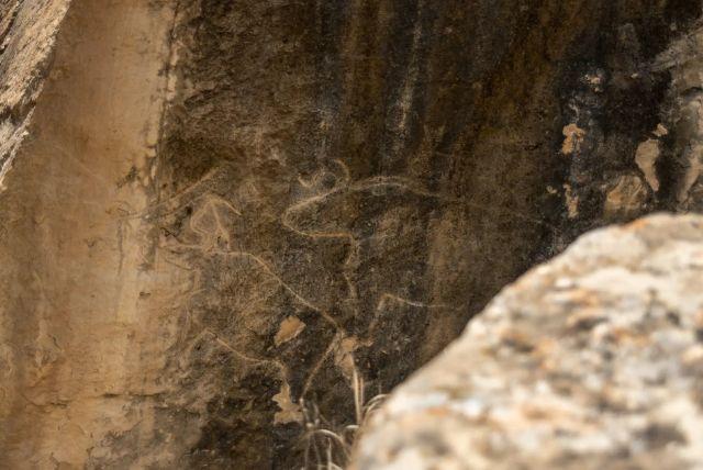 סיור חצי יום לגובוסטאן ולהרי הבוץ מבאקו כולל המסגד, מוזיאון הפטרוגליפים ובאר הנפט ההיסטורית credit to getyourguide.com