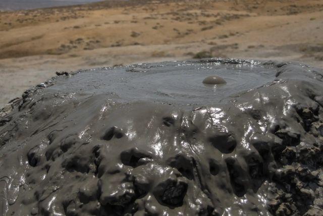 סיור חצי יום לגובוסטאן ולהרי הבוץ מבאקו כולל המסגד, מוזיאון הפטרוגליפים ובאר הנפט ההיסטורית credit to getyourguide.com