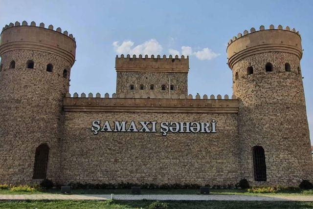 מוזוליאום דירי באבה בגובוסטן, אזרבייג'ן - Diri Baba Mausoleum credit to getyourguide.com