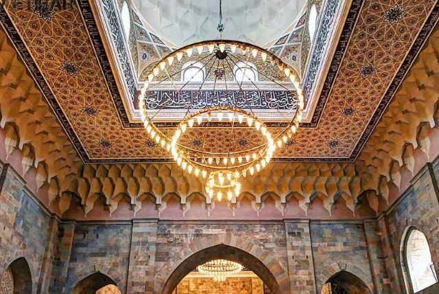 מוזוליאום דירי באבה בגובוסטן, אזרבייג'ן - Diri Baba Mausoleum credit to getyourguide.com