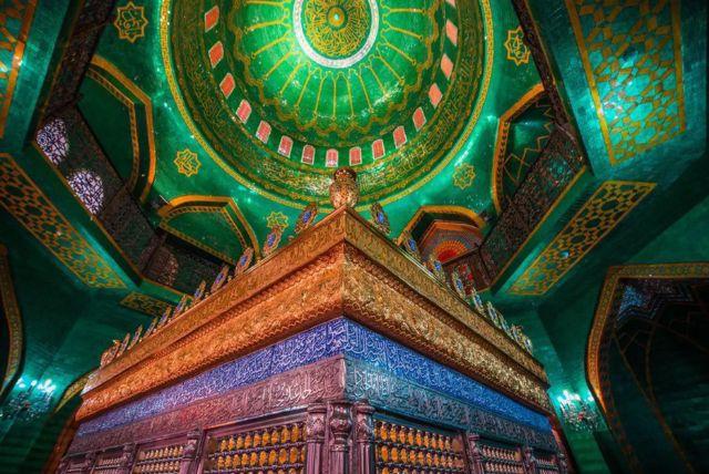 סיור חצי יום לגובוסטאן ולהרי הבוץ מבאקו כולל המסגד, מוזיאון הפטרוגליפים ובאר הנפט ההיסטורית credit to getyourguide.com