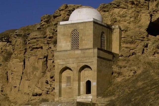 מוזוליאום דירי באבה בגובוסטן, אזרבייג'ן - Diri Baba Mausoleum credit to getyourguide.com