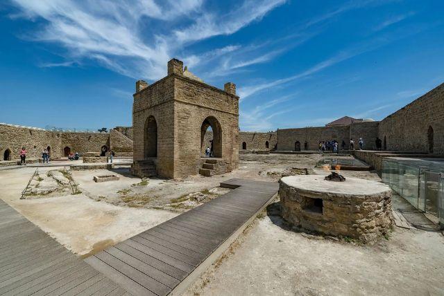 סיור יום מבאקו אל גובוסטאן, מקדש האש, ההר הבוער ובאר הנפט ההיסטורית credit to getyourguide.com