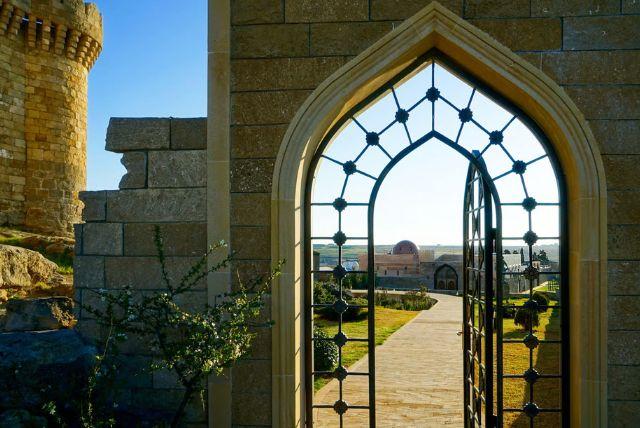 טיול מבאקו אל הפארק הלאומי אבשרון ואי פיראלחי - טבע, תרבות וארוחת דגים מקומית credit to getyourguide.com