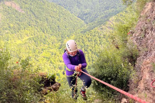 סיור טיפוס מבאקו לזאגטלה - טיפוס לטירת הפיות, קמפינג וארוחה אזרית מסורתית credit to getyourguide.com