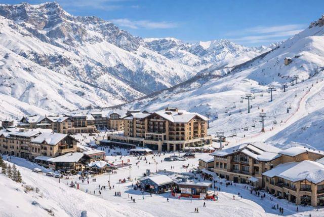 הגעה מבאקו לאתר הנופש Shahdag - הסעה, ביקור בריזורט ופעילויות אופציונליות (סקי, אופנועי שלג ורכיבה על סוסים) credit to getyourguide.com