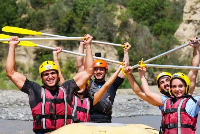 טיול רפטינג מבאקו לגבאלה - חוויית מים סוערת וארוחה אזרית מסורתית כולל הסעות credit to getyourguide.com