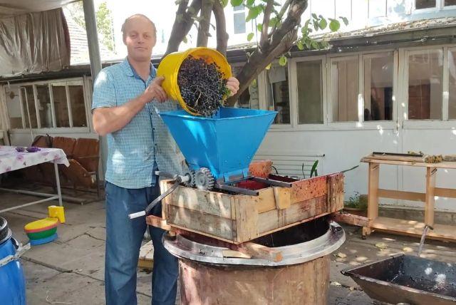 סיור יין ביתי באיוונובקה – טעימות יין, ארוחה מקומית ואירוח אזרי אותנטי credit to getyourguide.com