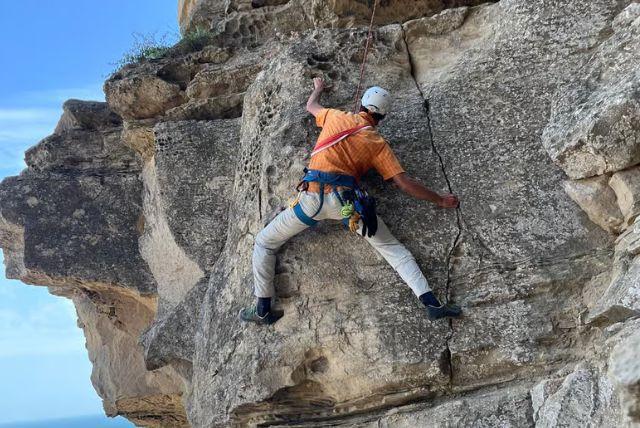 טיול טיפוס סלעים בבאקו - חוויה אתגרית עם מדריך מקצועי וציוד מלא credit to getyourguide.com
