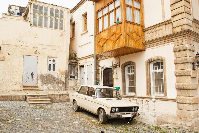 הסעה פרטית בבאקו מהשדה למלון עם נהג צמוד