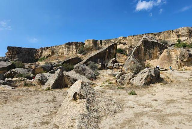 שאטל שדה תעופה באקו למלון במרכז העיר (אוטובוס זול ונוח) credit to getyourguide.com